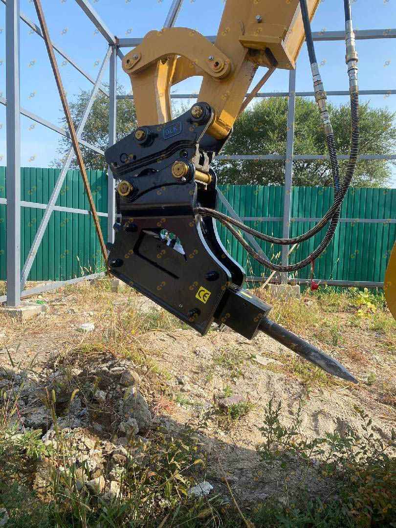 Гидромолот на экскаватор-погрузчик 2