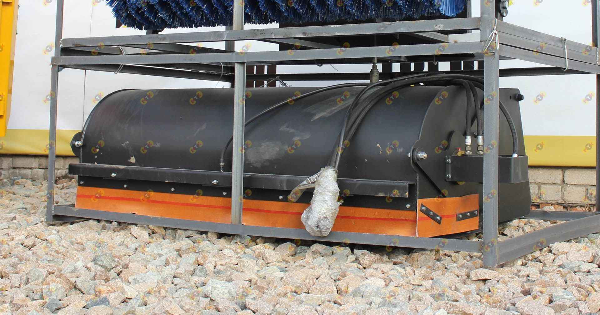 Щетка дорожная с бункером и автополивом 2