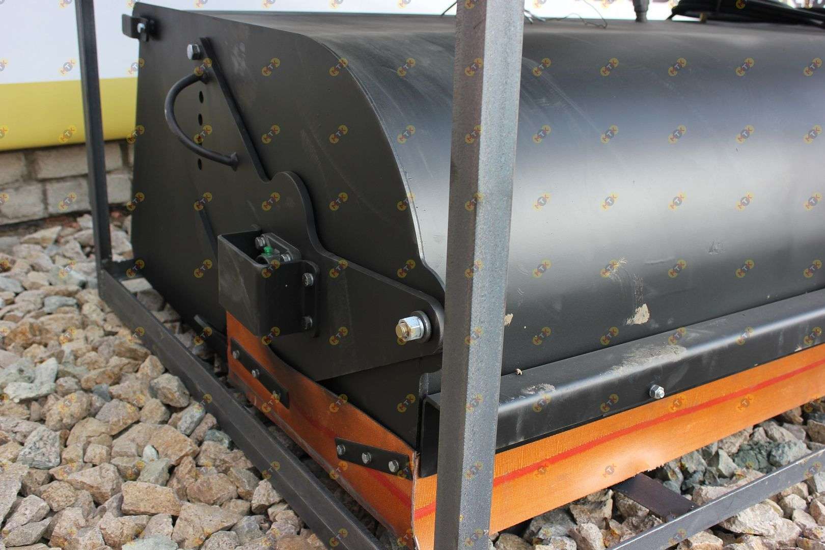 Щетка дорожная с бункером и автополивом 3