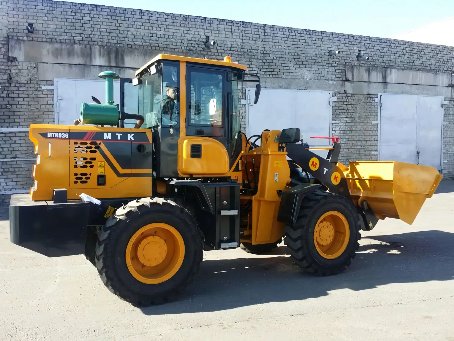 Фронтальный погрузчик МТК 936 — фото