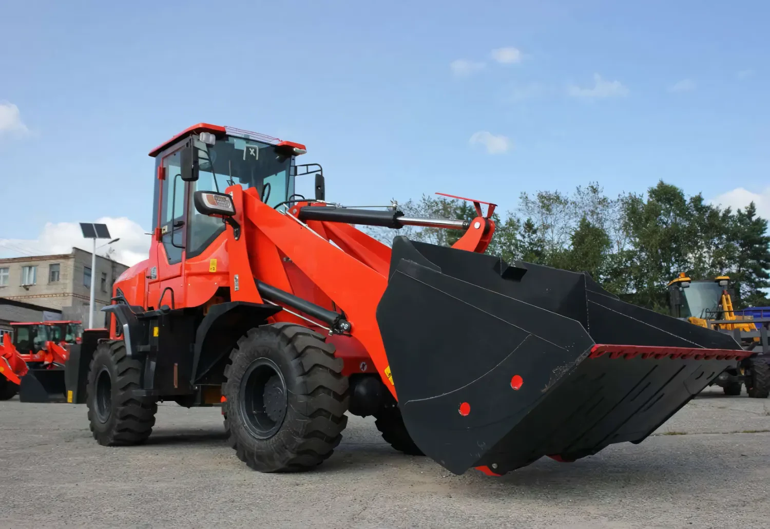 Фронтальный погрузчик МТК 300 с удлиненной стрелой — фото