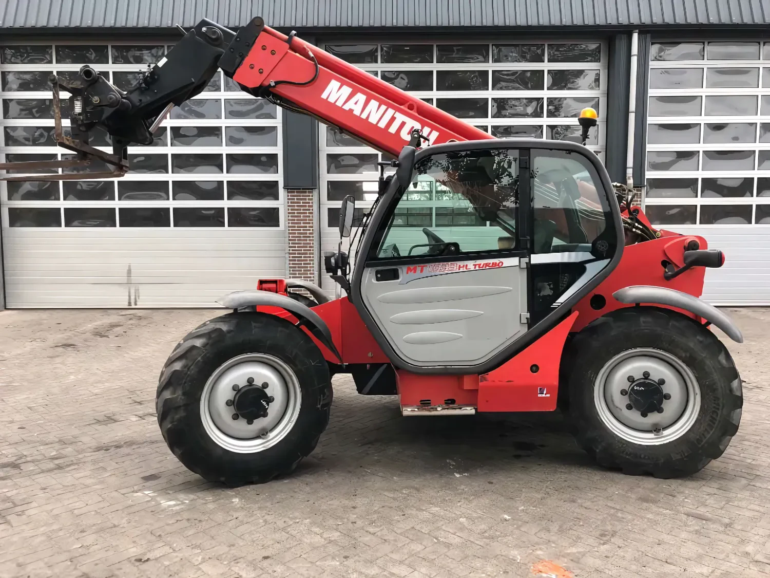 Телескопический погрузчик MANITOU MT-X 1033 — фото