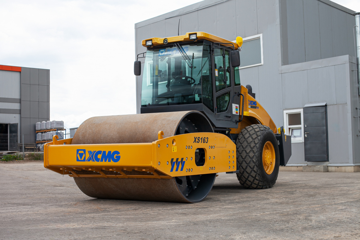 Грунтовый вибрационный каток XCMG XS163 — фото