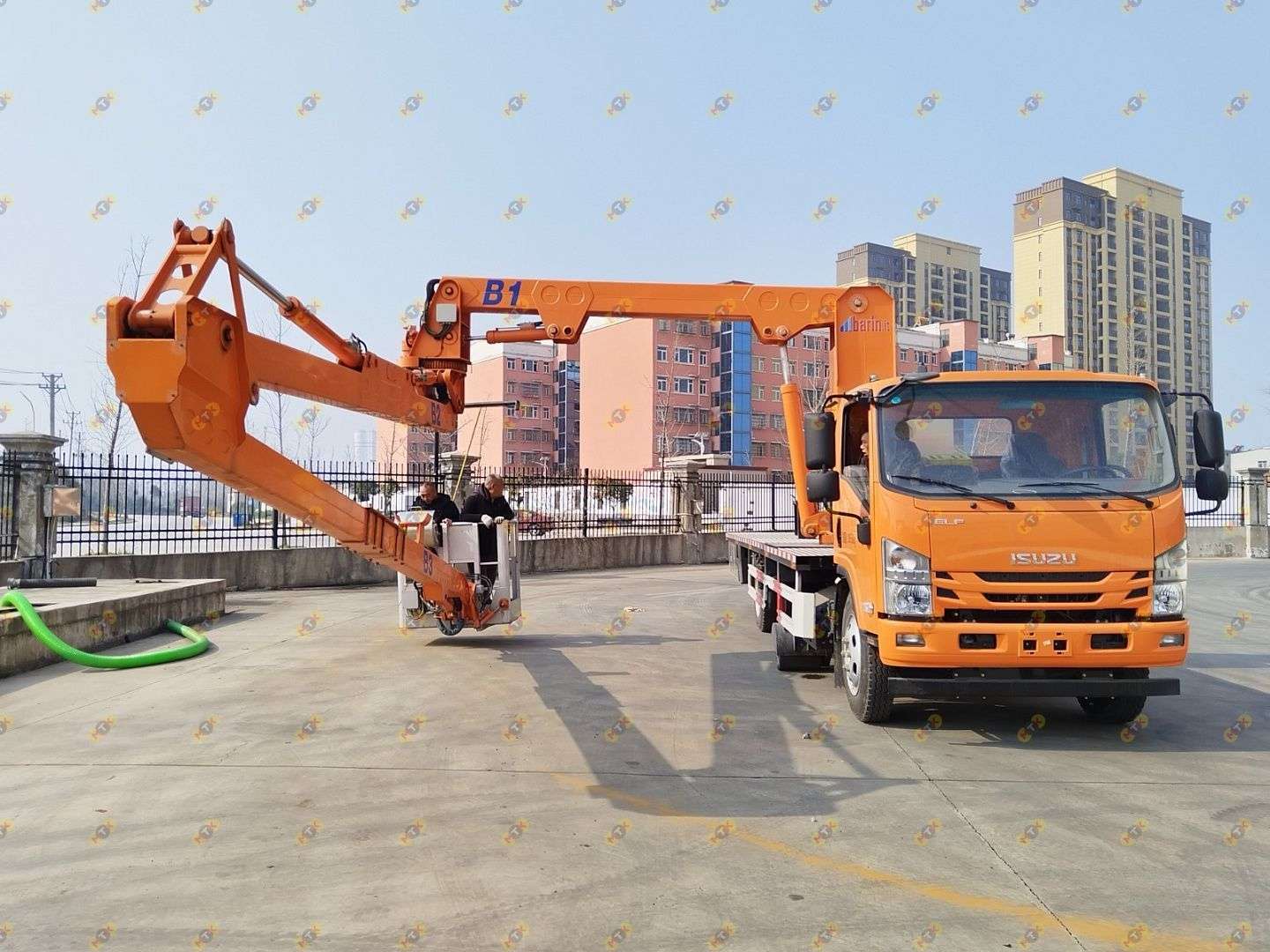 ISUZU с 16-метровой стрелой
