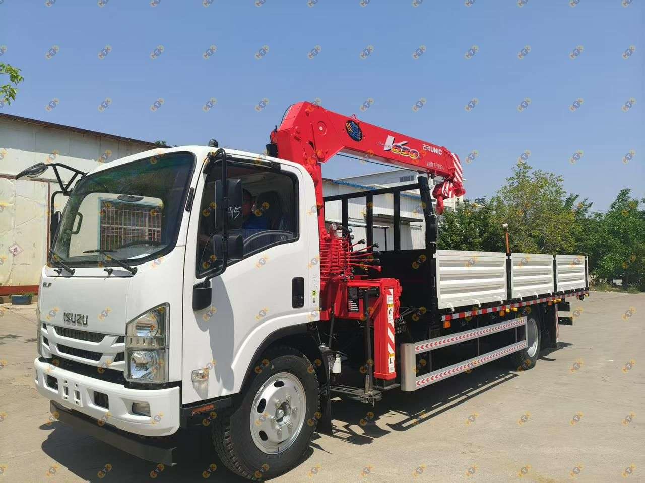 ISUZU 4x2 с КМУ UNIC 3.2 т